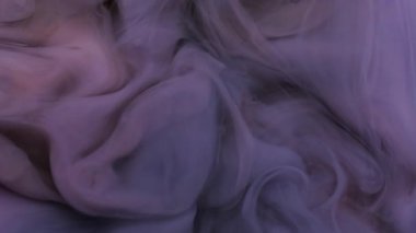 Mürekkep akışı. Boya karışımı. Odaklanmamış mor renk su dokusu akrilik kimyasal karışım buhar sıvısı soyut sanat arka planında uçuyor.