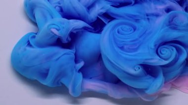 Haze spreyi. Suyu boya. Odaklanmamış mavi pembe bulut sıçrama egzoz karışımı girdap sıvısı akışı soyut beyaz arka planda yayılıyor.