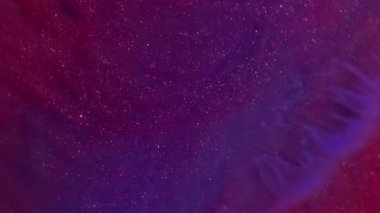 Işıl ışıl. Çok renkli mürekkep. Mor mor metalik parlak gölgelerle karışmış geniş odaklı titreşimli mistik sızıntı yüzeyi..