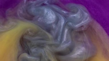 Parlak karışık pigmentler. Su altı patlaması. Bulanık, mavi, sarı, renkli, parlak, parlak doku soyut arkaplanda yayılıyor..