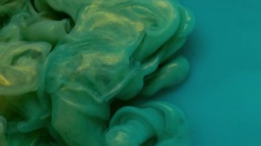 Işıldayan dalga. Mürekkebi karıştır. Odaklanamayan mavi altın renkli su. Parlak akrilik parlak pigment. Soyut sanat arka planında dönen ıslak pigment..