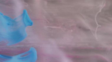 Dikey video. Görünmez krem boya. Duman suyu dokusu. Odaklanmamış mavi beyaz renk parlıyor sıvı damlalar soyut sanat ışığı arkaplanındaki sıvı buhar dalgası.