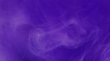 Mürekkep yüzüyor. Suyu boya. Odaklanmamış mor renk gradyanı parlayan toz dokusu buhar dalgası hareketi soyut sanat arkaplanı.