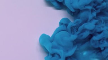 Dalga boyası. Akışkan bulut. Odaklanmamış mavi renk ıslak karışım sprey kimyasal sıvı soyut sanat beyaz yaratıcı arka planda yayılıyor.