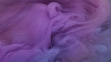 Su altı akışı. Atmosferik duman. Odaklanmamış mor renkli mürekkep dokusu su parlak akrilik dalga soyut sanat arka planında yüzüyor.