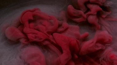 Parıldayan sis. Işıl ışıl geçmiş. Odaklanamayan mor renk parlak kimyasal partiküller soyut kara sanat üzerine yayılan mürekkep dumanı..