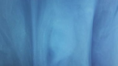 Duman akışı. Buhar dokusu. Rüya gibi bir gökyüzü. Suda yüzen mavi renk bulutu hareketli soyut sanat arkaplanını ortaya çıkarıyor.