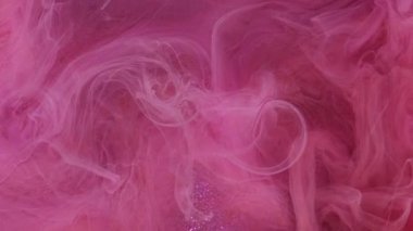 Sis bulutu. Görüntü arka planda parıldıyor. Soyut sanat ışığı üzerinde sönük pembe renkli parlayan duman boyası mürekkep deseni sisi yüzüyor.