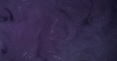 Buhar sıvısı. Kozmik akış. Violet ışıldayan pigment spirali suda çözünür. Parıldayan soyut mürekkep karışımı gece rengi bulanık arkaplan.