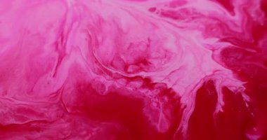 Köpüklü karışım. Mürekkep emülsiyonu. Soyut sanat arkaplanına yayılan pembemsi kırmızı parlak su akrilik sıvısı..