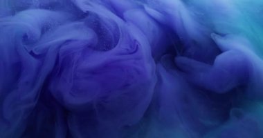 Dalga yayılıyor. Renk sıvısı. Odaklanamayan mavi sıvı kıvrımlı akrilik pigment buharı soyut yaratıcı koyu arkaplanda yükseliyor..