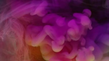 Puslu sanat patlaması. Renkli sis. Emülsiyon arka planında parlak mor bulut girdabı. Asit damlası karışımı parlaklığı çözünmüş sıvı.