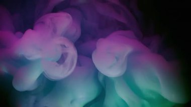 Mürekkep dalgası. Dumanı karıştır. Mor yeşil boya sıvısı siyah bulanık dokuya dökülüyor. Sanat karışımı neon rengi soyut akış odaklı olmayan arkaplan.