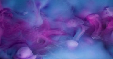 Arkaplanı boya. Karışık renk. Odaklanmamış mavi mor su buharı. Soyut yaratıcı dokuda yüzen sıvı içinde dönen sis..