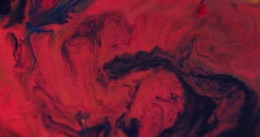 Renk sıvısı karışımı. Mermer boya. Soyut sanat üzerine odaksız kırmızı mavi su akrilik sıvı ıslak akış dokusu koyu siyah zemin.
