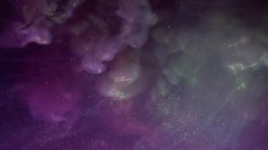 Buhar bulutu. Köpüklü sıvı. Siyah gece geçmişinde mor yeşil duman spreyi fırtınası. Renkli sıvı boya soyut bulanıklık suya sıçrar.