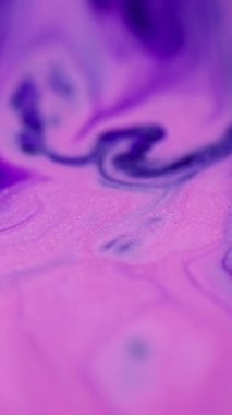 Dikey video. Köpüklü sıvı sıçraması. Mürekkep karışımı. Odaklanmamış neon mavisi parlak parçacıklar boya akış hareketi soyut sanat arkaplanı.