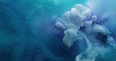 Mürekkep sıçraması. Akrilik sıvı. Odaklanamayan mavi mor renkli su tanecikleri soyut arkaplanda dönen buhar sıvısı akışı.