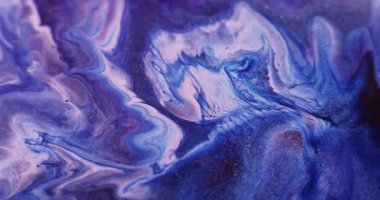 Işıldayan dalga. Su parçacıkları. Soyut arkaplanda akan dalgalı madde akrilik sıvısındaki bulanık mavi beyaz renkli mürekkep..