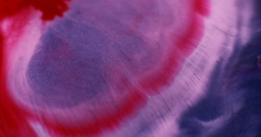 Sıvı mermer dokusu. Dalgacık sıvısı. Akrilik su kırmızısında bulanık mavi kırmızı mürekkep. Soyut arkaplana dökülen kırmızı damlalar..