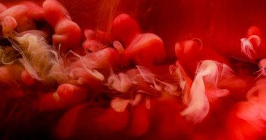 Duman dokusu. Alev sıçraması. Soyut sanat arka planında çözünmüş kırmızı renk su altı akrilik boya akışı.