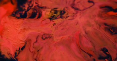 Akrilik karışımı. Bulanık mermer. Soyut sanat eserinin parlak ıslak arka planına odaklanmış kırmızı pembe renk su sıvı akış mürekkebi.
