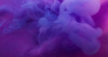 Akan boya. Buhar sanatı. Odaklanmamış mavi neon rengi sıvı duman pigmenti soyut arkaplanda yüzen akrilik sis.