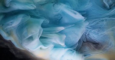 Karışım akışı. Atmosferik duman. Soyut akrilik siyah arka planda, su dumanında çözünmüş mavi renkli mürekkep dönen sis..