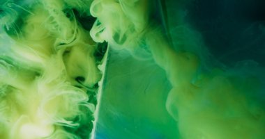 Dönen bulut. Renkli su. Soyut akrilik yaratıcı siyah zemin üzerinde sıvı geometrik buharda çözünmüş yeşil mavi boya..