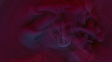 Buhar dokusu. Odaklanamayan akış. Bulanık emülsiyonda renk buharı karıştırıcı mürekkep akışı. Mor kırmızı boya fırıl fırıl dönen su soyut arkaplanı.