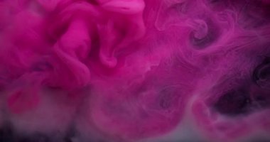 Bulut buharı. Mürekkebi karıştır. Bulanık pembe mavi renk su sıçratır dalgalı sis dokusu soyut koyu siyah arkaplanda daireler çizer..