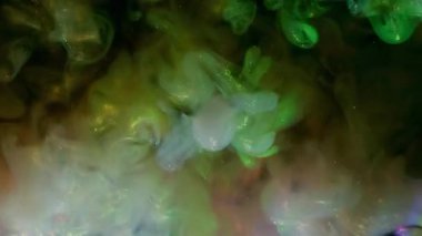 Sihirli buhar Parıltı yayılıyor. Renkli fantezi dumanı akışı titreşimli boya karışımı. Odaklanmamış mürekkep siyah soyut arkaplanı sıçratır.