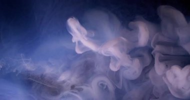 Dalga parçacıkları. Suyu boya. Odaklanmamış mavi mor renkli kıvrımlı parlak sıvı duman soyut koyu siyah sanat arka planında akıyor.