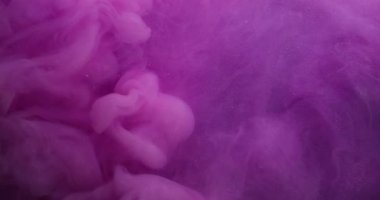 Mor sıçrama. Parıltılı boya. Bulanık leylak rengi su kıvrımlı sıvı ruhani buhar akrilik sıvı soyut arkaplanda yüzüyor..