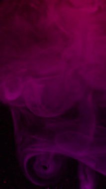 Dikey video. Boya dökülmüş. Sis dalgası. Fantezi desen mor mürekkep şişirme renk çekim akışı karışım bulanık simli siyah soyut su arka planı.