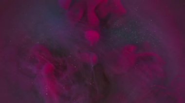 Mürekkep dalgası. Dumanı karıştır. Pembe mor menekşe boya sıvısı parıldayan sıvıya dökülüyor. Sanat karışımı renk soyut akış odaklı olmayan arkaplan.