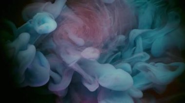 Buhar bulutu. Duman girdabı. Siyah gece arka planında mavi pembe girdap. Renkli sıvı boya soyut bulanıklık sıçramış gri boya suyu.