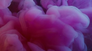 Buhar akışı. Duman spreyi. Sıvıda mor pembe sıvı patlaması. Resim sıçraması çözünen renk çözünmüş neon su soyut arkaplanı.