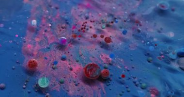 Yağ damlası. Sıvı arka plan. Akrilik mermer su yuvarlak desenli mavi kestane rengi mürekkep yaratıcı sanat soyutlamasına akıyor..