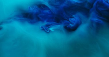 Karışım akışı. Atmosferik duman. Suyun dumanında çözünmüş mavi mürekkep. Soyut akrilik arkaplana yayılan sis pigmenti..