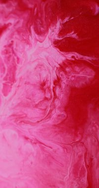 Köpüklü karışım. Mürekkep emülsiyonu. Soyut sanat arkaplanına yayılan pembemsi kırmızı parlak su akrilik sıvısı..