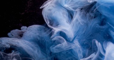 Dalga parçacıkları. Suyu boya. Odaklanmamış mavi mor renkli kıvrımlı parlak sıvı duman soyut koyu siyah sanat arka planında akıyor.