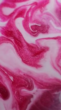 Dikey video. Işıldayan emülsiyon. Sanat sıvısı. Gri, beyaz, bilye, ıslak, yüzey, fantezi girdabı. Odaklanamayan ışıltılı boya soyut arkaplan.