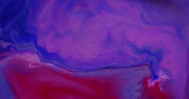 Renk sıvısı karışımı. Bulanık mermer boya. Soyut sanat arka planında odaksız mavi, kırmızı, parlak, sıvı, sim akış dokusu.