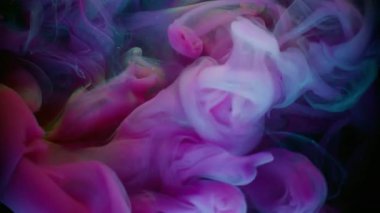 Sihirli buhar Sanat buharı. Renkli fantezi dumanı akışı titreşimli boya karışımı. Odaklanmamış mor mürekkep soyut siyah arkaplan sıçratır.