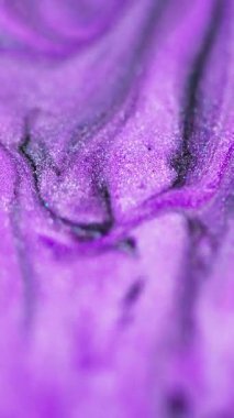 Dikey video. Parıltılı boya karışımı. Parlak sıvı. Odaklanmamış pembe renkli parlak desenli mürekkep dalgası soyut sanat arkaplanı Bokeh ışık.