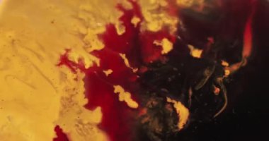 Karışım akışı. Renkli su. Soyut sanat eserine yayılan kırmızı kırmızı kırmızı sıvı boya emülsiyonu koyu siyah arkaplana yayılıyor..