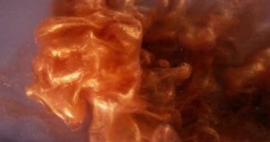 Akan boya. Buhar sanatı. Odaklanmamış altın turuncu renkli sıvı parıldayan sis soyut, parlak arka planda yüzüyor..