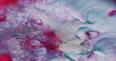 Mürekkep damlası. Sıvı arka plan. Bulanık mavi mor renk akrilik mermer parlak su dokusu yaratıcı sanat soyutlaması üzerine akıyor..