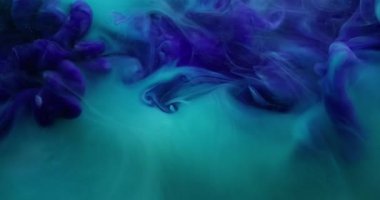 Karışım akışı. Atmosferik duman. Suyun dumanında çözünmüş mavi mürekkep. Soyut akrilik arkaplana yayılan sis pigmenti..